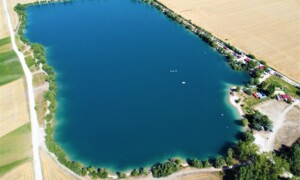 Víkendovka. Lom Čierna Voda (Slunečné jazerá) na Slovensku – oblíbená potápěčská lokalita s čistou vodou, letecký pohled.